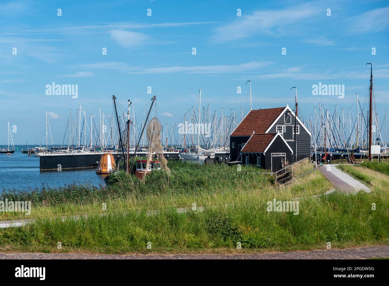 Insieme con le case storiche dei pescatori nello Zuiderzeemuseum, Enkhuizen, Olanda del Nord, Paesi Bassi, Europa Foto Stock