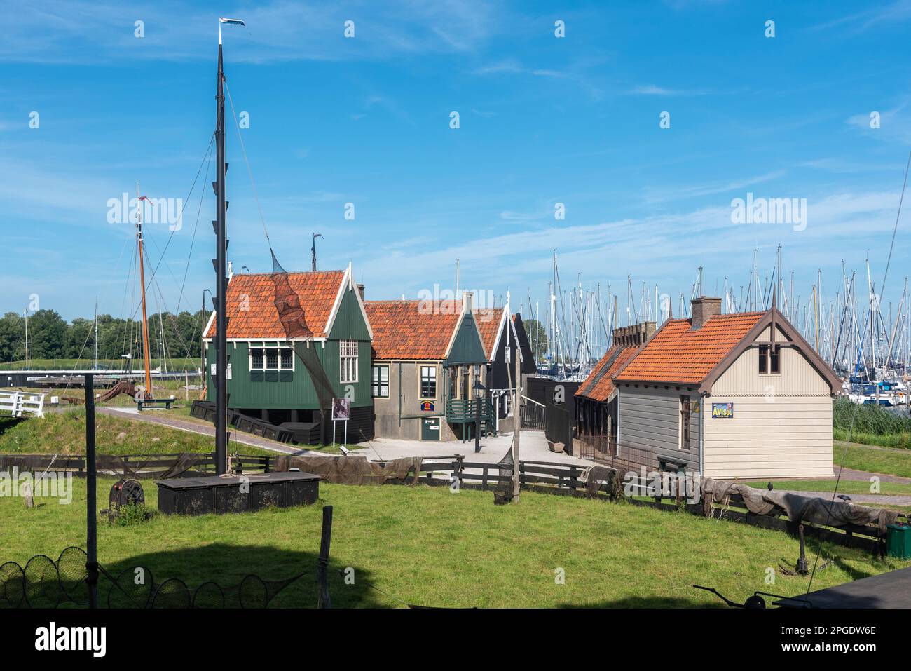 Insieme con le case storiche dei pescatori nello Zuiderzeemuseum, Enkhuizen, Olanda del Nord, Paesi Bassi, Europa Foto Stock