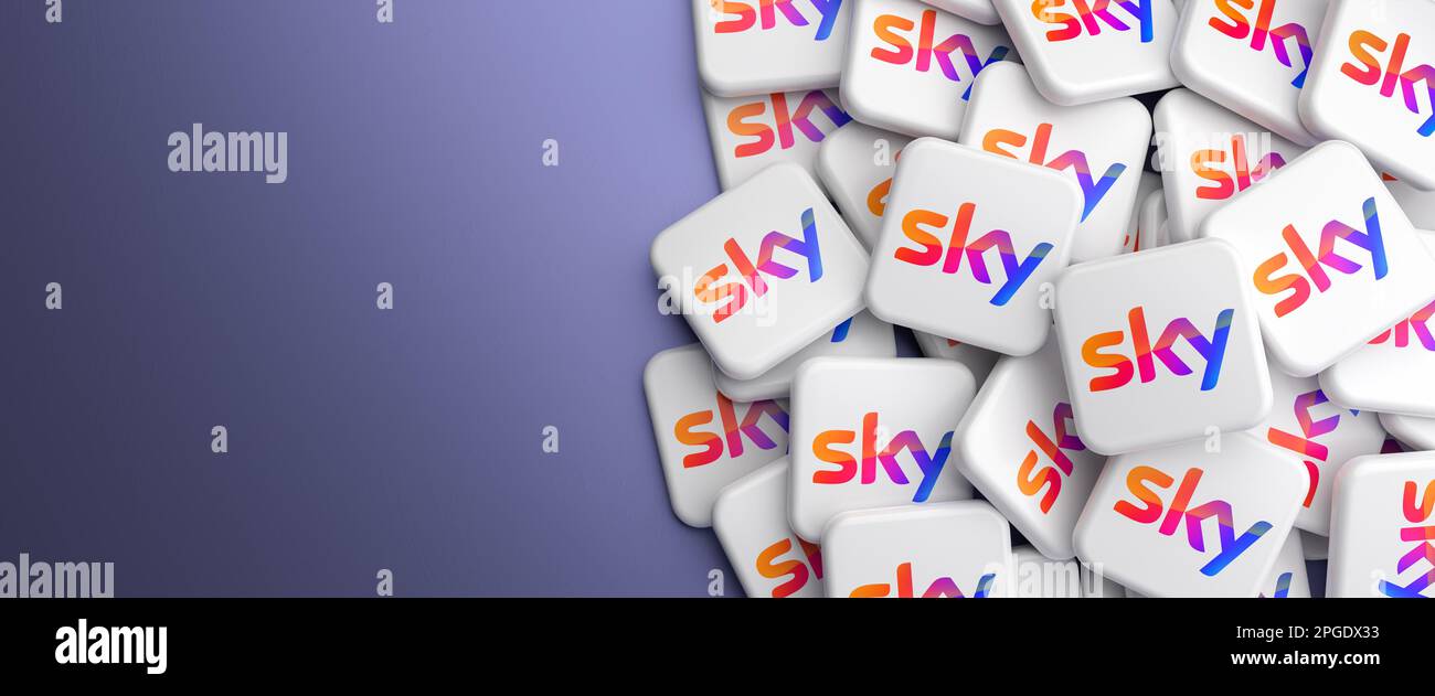 Loghi della società di televisione a pagamento Sky su un mucchio su un tavolo. Formato banner Web, spazio di copia. Foto Stock