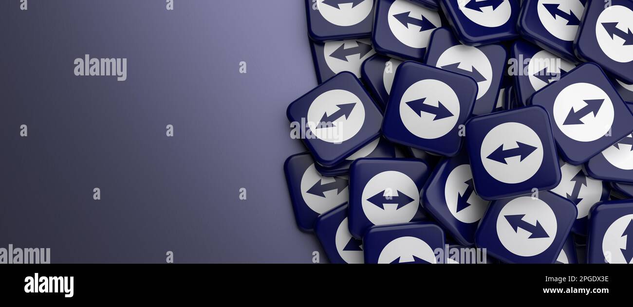 Loghi di Teamviewer il software per l'accesso remoto e il controllo remoto dei computer su un heap su un tavolo. Formato banner Web, spazio di copia. Foto Stock