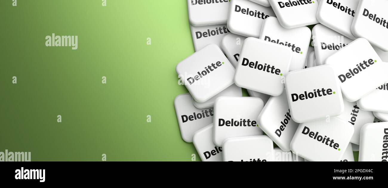 Loghi della grande quattro organizzazione contabile Deloitte su un mucchio su un tavolo. Formato banner Web con spazio di copia Foto Stock