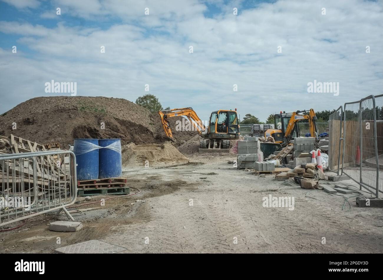 JCB, macchinari per lo scavo pesante E MATERIALI DA COSTRUZIONE in un cantiere edile dell'Hampshire, Regno Unito Foto Stock