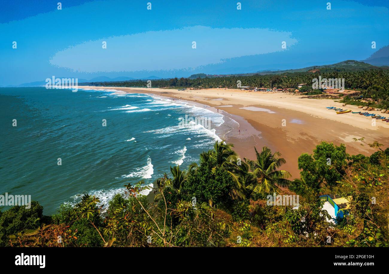 Incredibile vista sulla spiaggia di una città o villaggio in stati Goa, Karnataka o Kerala - persone in distanza sulla spiaggia .. Imbarcazione per il pesce nell'angolo superiore destro - Foto Stock