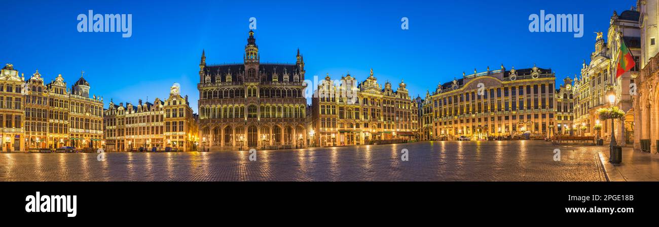 Bruxelles Belgio, panorama notturno dello skyline della città a Grand Place Square Foto Stock