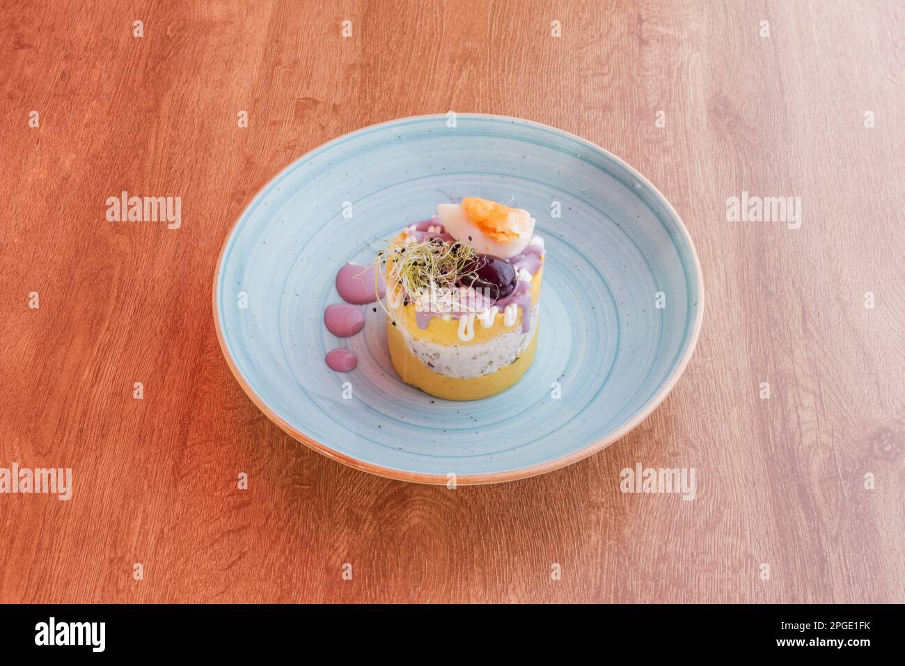 Lima causa o semplicemente causa, è un antipasto tipico e diffuso della gastronomia peruviana che ha origine precolombiana Foto Stock