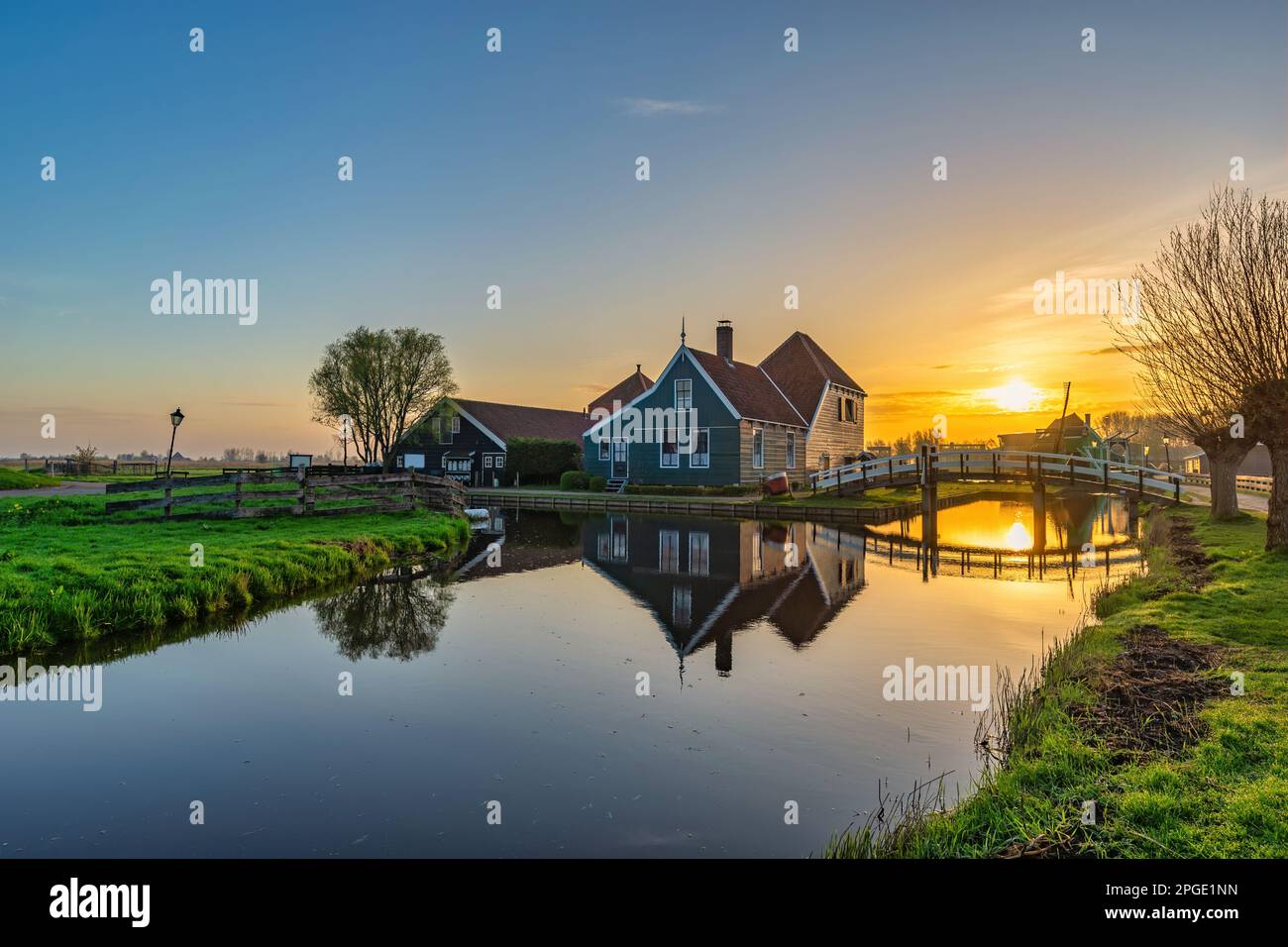 Alba al villaggio di Zaanse Schans con casa tradizionale olandese vicino ad Amsterdam Paesi Bassi Foto Stock
