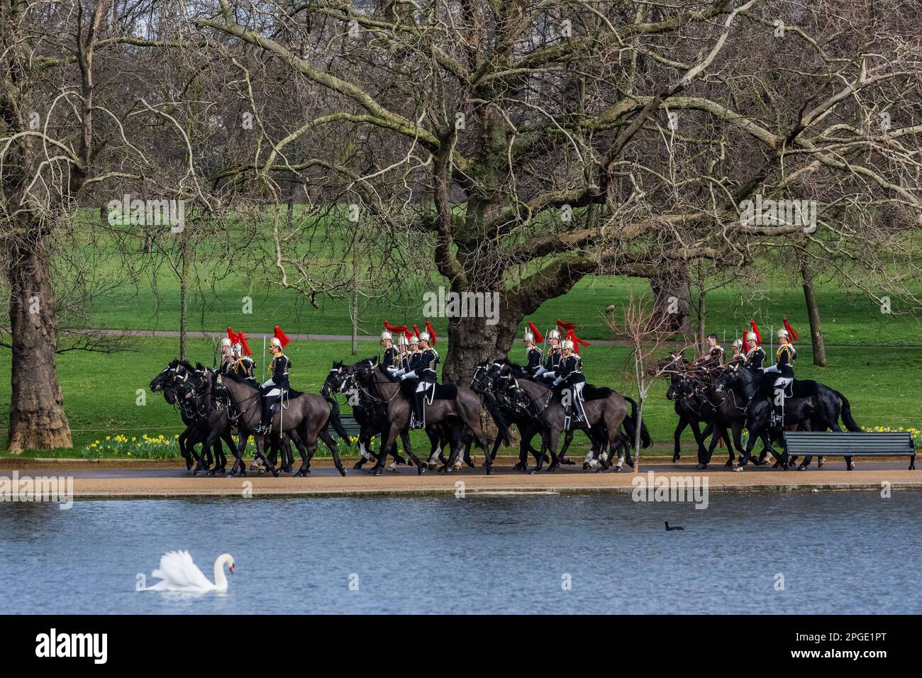 Londra, Regno Unito. 22 Mar 2023. La guardia del corpo del re sfilò ad Hyde Park per dimostrare la loro disponibilità per un'estate di prove. Il reggimento montato sulla Cavalleria domestica è messo attraverso i loro passi durante la loro ispezione annuale dal generale maggiore Christopher Ghika CBE, l'ufficiale generale che comanda la Divisione domestica. Come parte dell'ispezione, hanno provato il loro ruolo di Escort sfilando con due carrozze attraverso Hyde Park. L'Escort fa parte dell'attività cerimoniale per la parata di compleanno del re, l'apertura del Parlamento da parte dello Stato e varie visite di Stato. Credit: Guy Bell/Alamy Live News Foto Stock