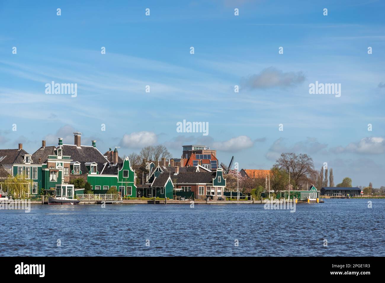 Casa tradizionale olandese al villaggio Zaanse Schans vicino Amsterdam Paesi Bassi Foto Stock