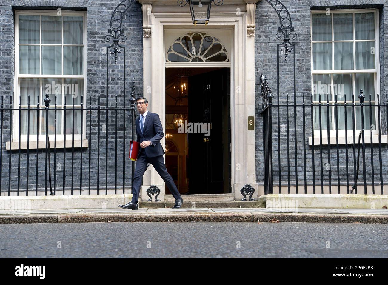 Londra, Regno Unito. 22nd Mar, 2023. Rishi Sunak primo Ministro lascia No10 dirigersi al Parlamento per il suo settimanale Premier Domande credito: MARTIN DALTON/Alamy Live News Foto Stock