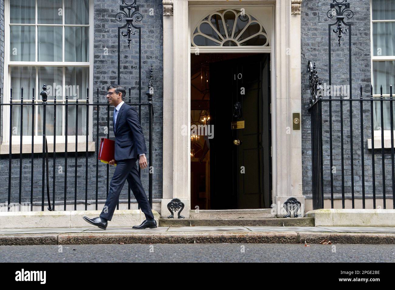 Londra, Regno Unito. 22nd Mar, 2023. Rishi Sunak primo Ministro lascia No10 dirigersi al Parlamento per il suo settimanale Premier Domande credito: MARTIN DALTON/Alamy Live News Foto Stock