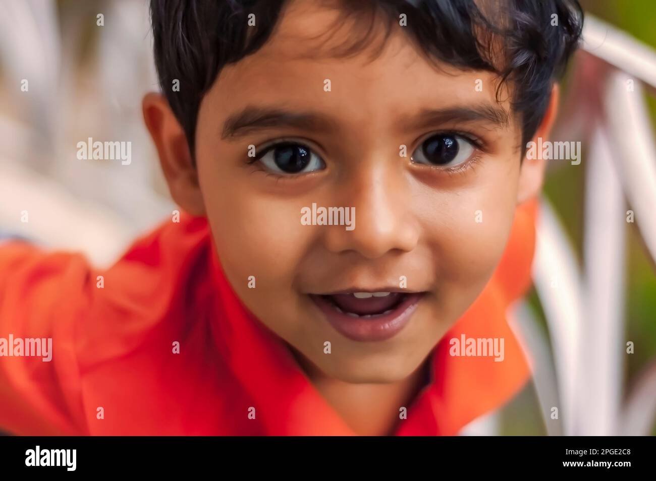 Un ritratto di un ragazzo indiano. Foto Stock