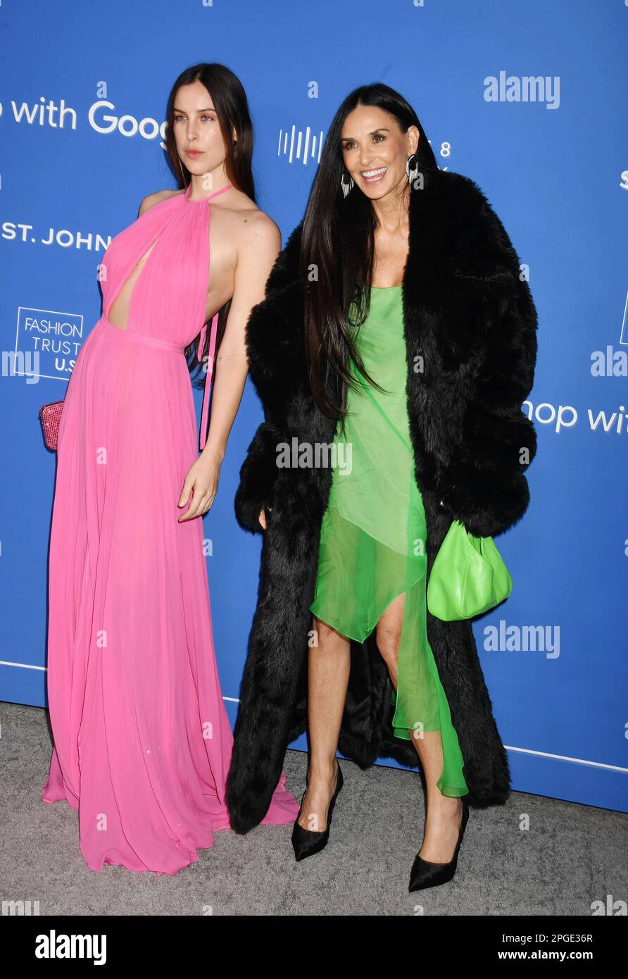 LOS ANGELES, CALIFORNIA - 21 MARZO: (L-R) Scout LaRue Willis e Demi Moore partecipano ai Fashion Trust US Awards presso Goya Studios il 21 marzo 2023 a lo Foto Stock
