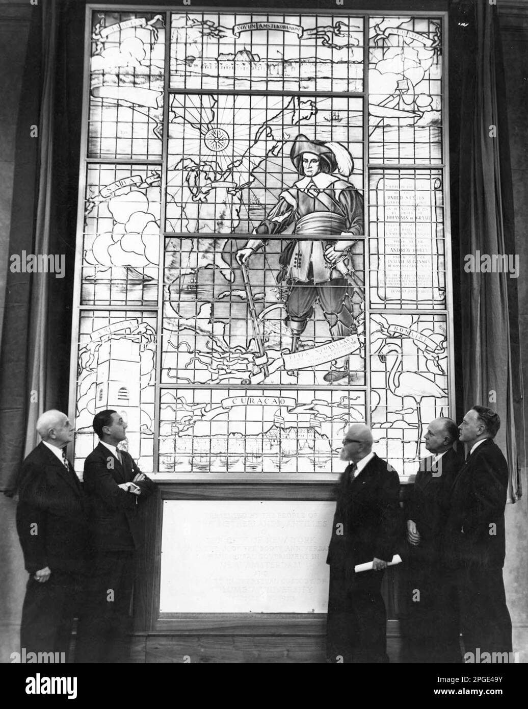La presentazione nel 1954 di una rappresentazione in vetro colorato di Peter Stuyvesant nella Butler Library della Columbia University Foto Stock