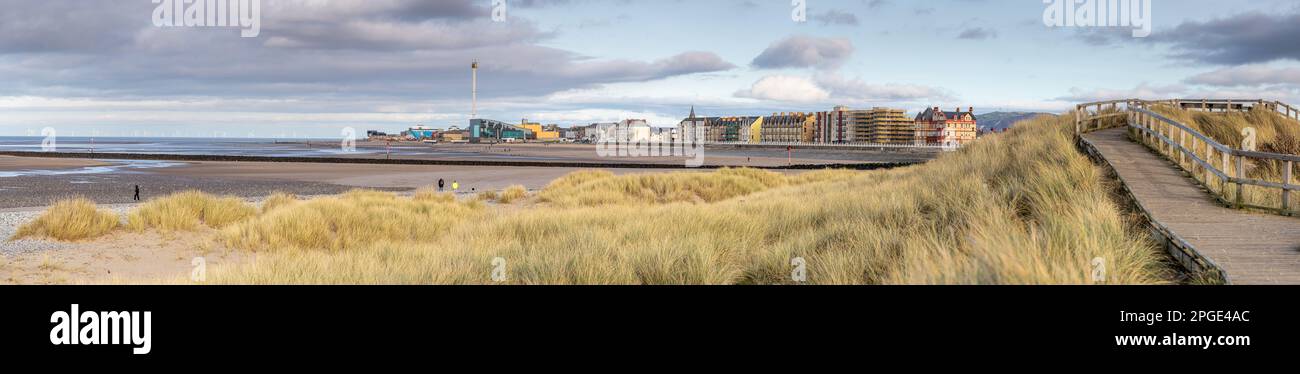 Vista panoramica sulla spiaggia di Rhyl e sul lungomare, Galles del Nord Foto Stock