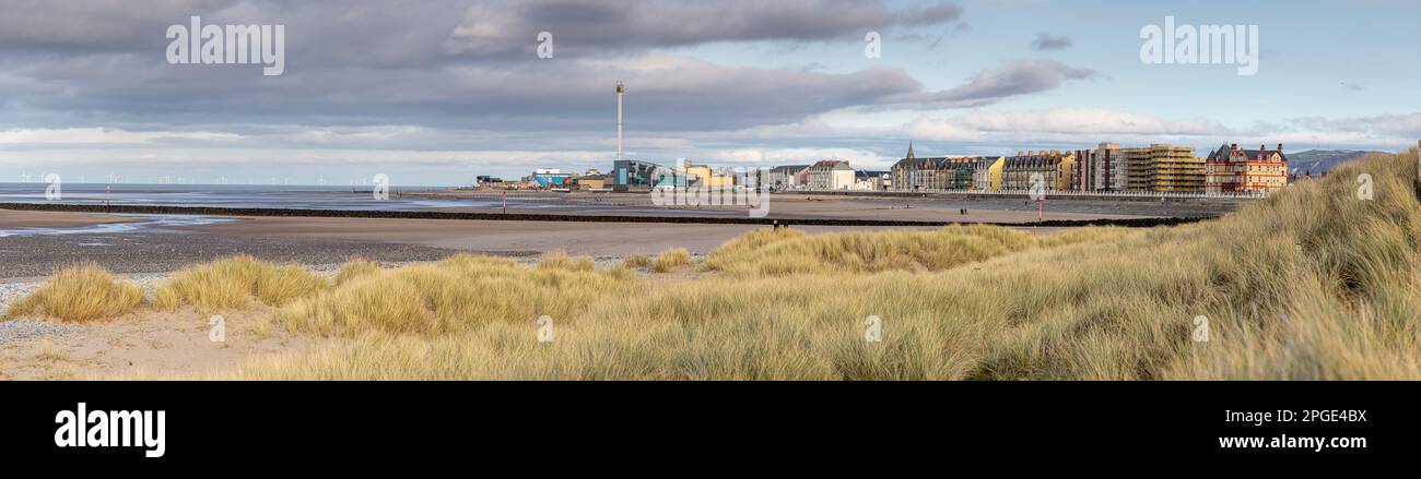 Vista panoramica sulla spiaggia di Rhyl e sul lungomare, Galles del Nord Foto Stock