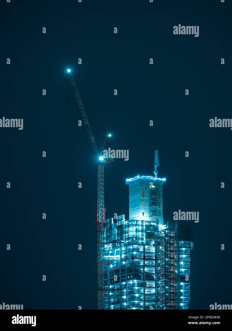 Un grattacielo torreggiante a Goteborg, Svezia, rimane incompiuto e non pronto per le persone; un lavoro in corso di architettura e costruzione. Foto Stock