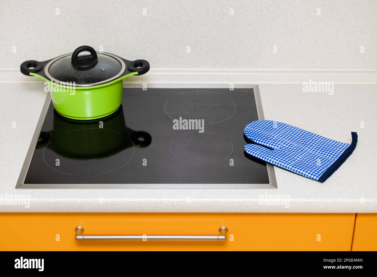 cucina il potholder si trova vicino al piano cottura in cucina. forno mitt è in cucina. guanto da cucina Foto Stock