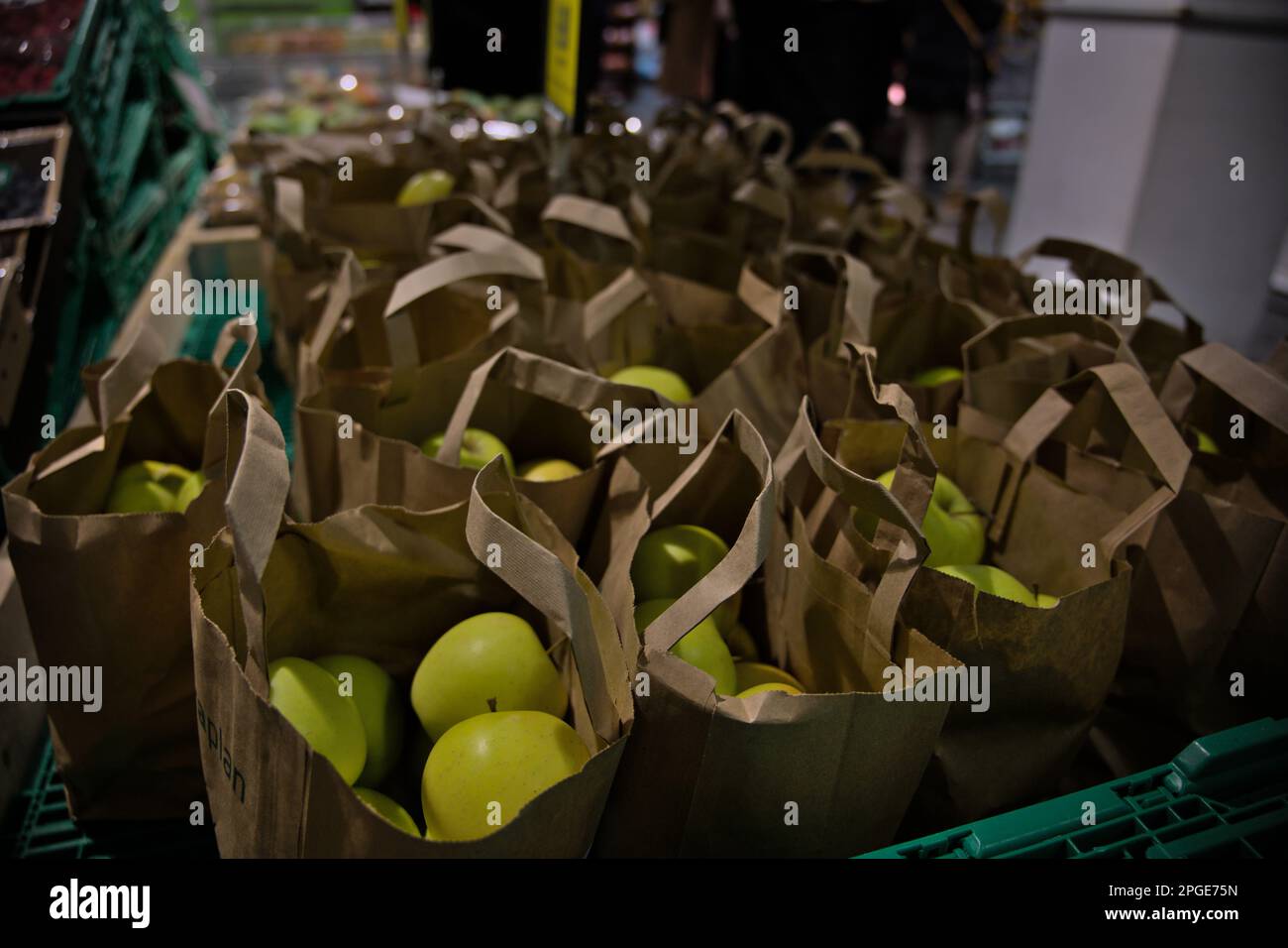 Mele Granny smith in sacchetto marrone scontate pronte all'uso Foto Stock