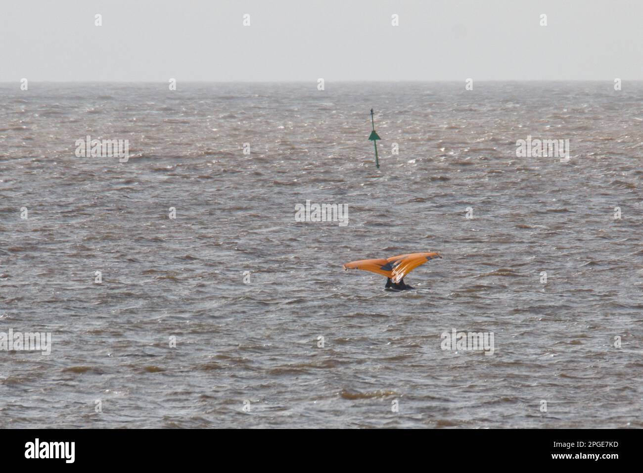 Morecambe Bay, Lancashire, Regno Unito 22nd marzo i team di ricerca di Lifeboat e Coast Gaurd hanno risposto alle segnalazioni di un windsurfer in difficoltà questo pomeriggio poco dopo le 13,30 di questo pomeriggio il windsurfer si ritrova in spiaggia a Heysham Credit: PN News/Alamy Live News Foto Stock