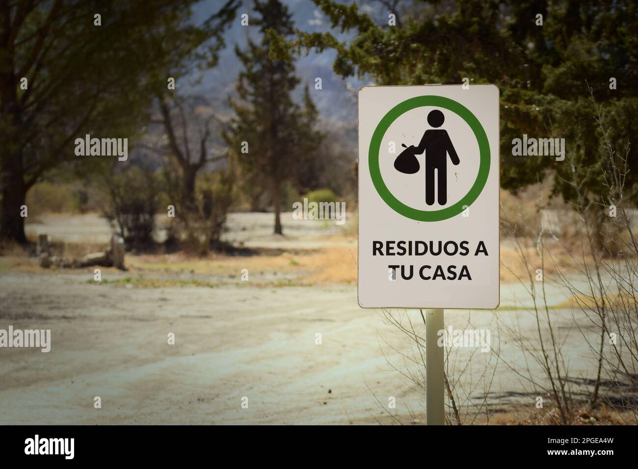 Firma in un'area selvaggia a Mendoza, Argentina, leggendo 'Take you letter home'. Foto Stock