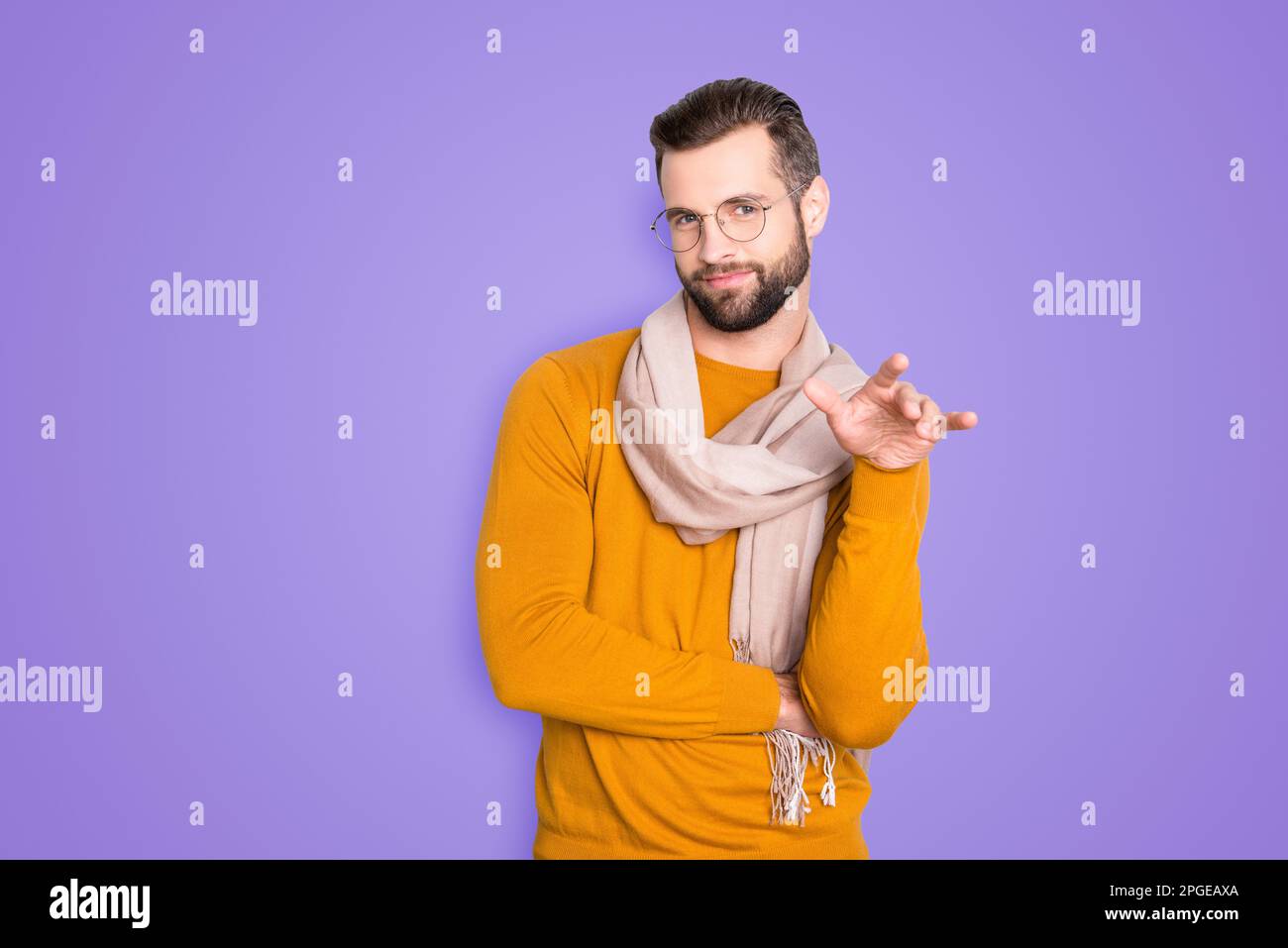 Ritratto di stilista alla moda in occhiali, tenendo la mano come gay  guardando la macchina fotografica isolato su sfondo grigio, avendo sciarpa  intorno al collo Foto stock - Alamy