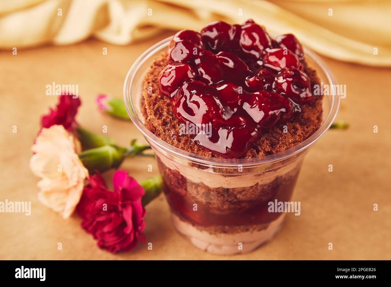 Dessert a strati sani, vegani, senza lattosio, con bacche fresche tra i fiori. Dessert che utilizzano il concetto di evasione sognante di tendenza. Foto Stock