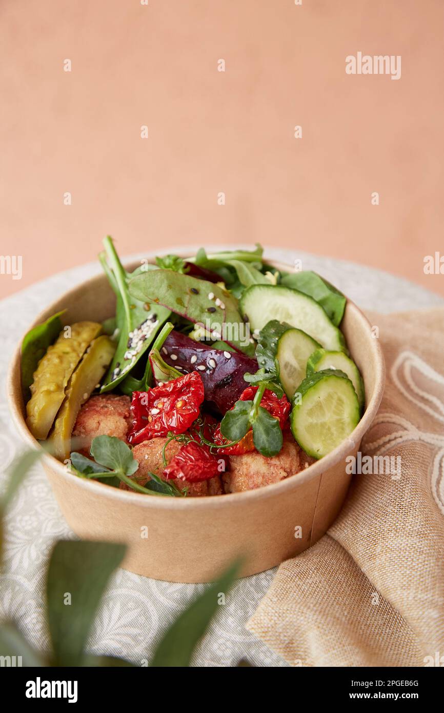 Ciotola sana di superfood con verdure, polpette di hummus, germogli di piselli e verdi con spazio di copia. Cibo da portare via. Dieta a base di piante. Foto Stock