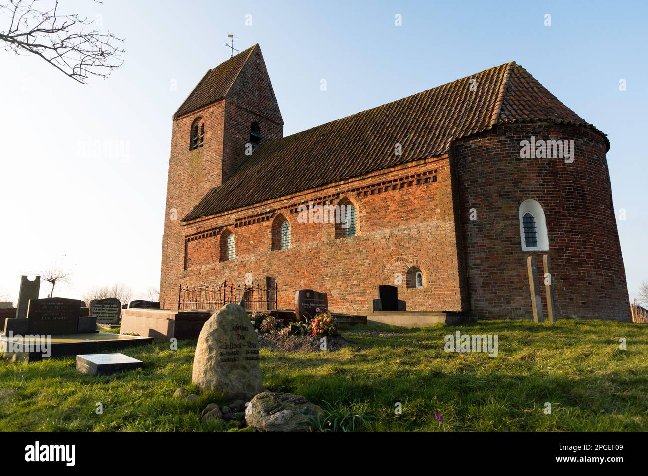 La Chiesa di Mauritius, costruita nel 12th ° secolo, si vede a Marsum fuori Delfzijl nei Paesi Bassi. Alcuni degli edifici sono ancora originali Foto Stock