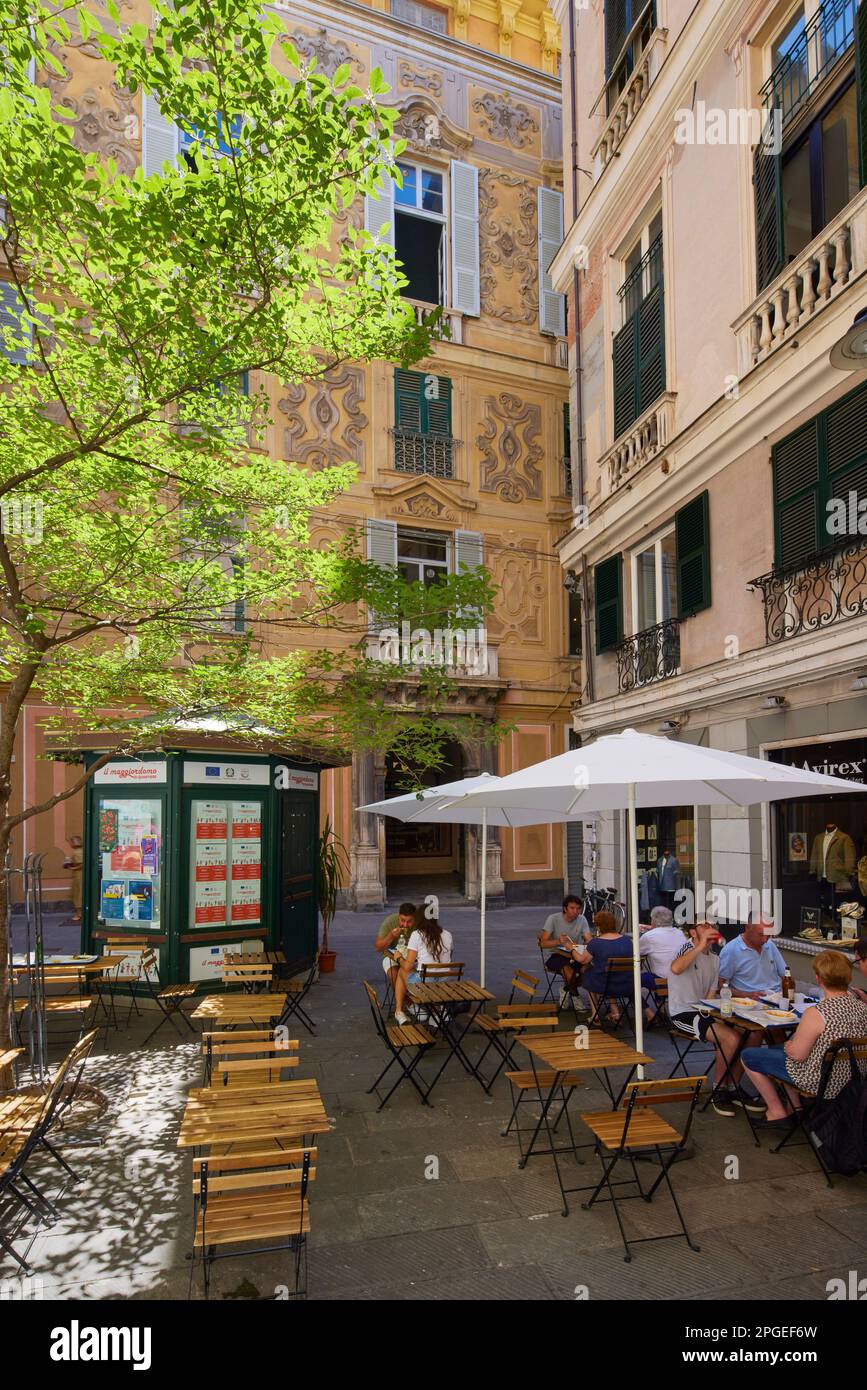 Persone che mangiano in Piazza Luccoli, Genova, Liguria, Italia Foto Stock