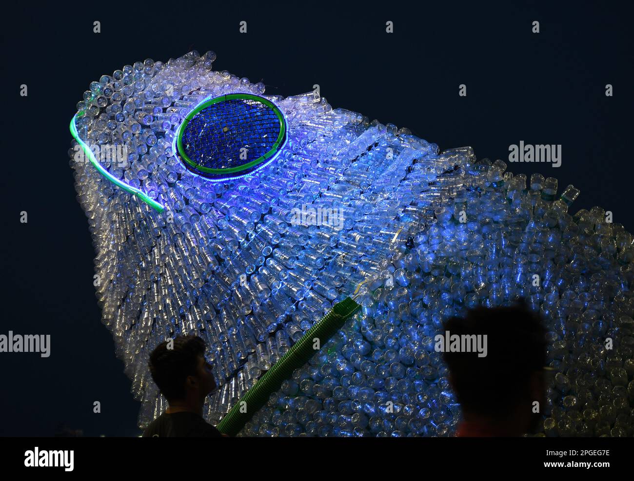L'installazione di bottiglie di PET (polietilentereftalato) a Mumbai. I giovani volontari di Change sono noi a creare il PET (polietilentereftalato) bottiglia pesce per creare consapevolezza circa il riciclaggio, più di seimila plastiche sono stati riutilizzati per creare questa gigantesca installazione. Secondo uno studio, entro il 2050 ci sarà più plastica che pesce nel mare e quindi è importante evidenziare il consumismo cosciente. (Foto di Ashish Vaishnav / SOPA Images/Sipa USA) Foto Stock