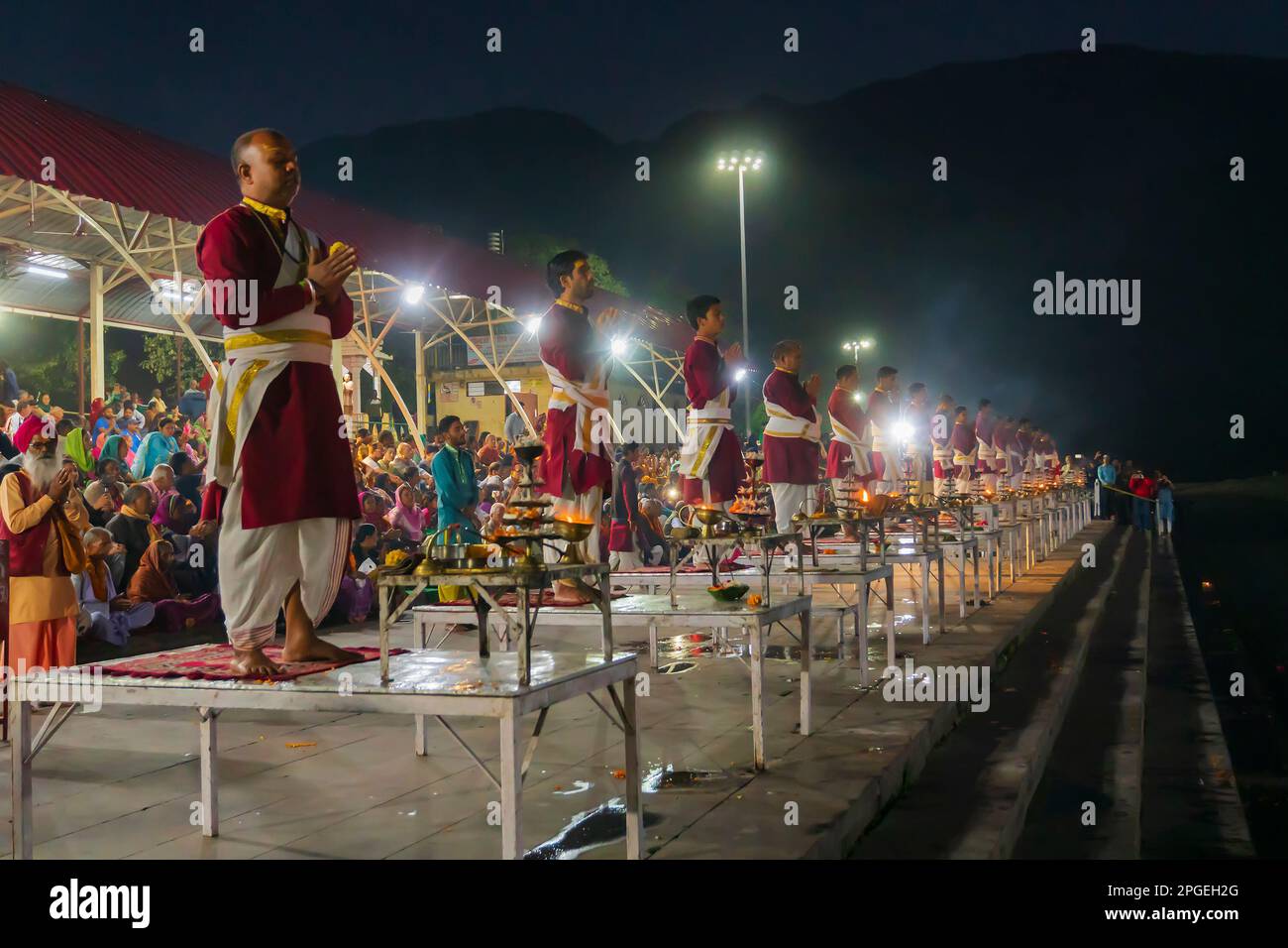 Tribeni Ghat, Rishikesh, Uttarakhand - 29th ottobre 2018 : Ganga aarti è stato eseguito da sacerdoti indù ai canti di inni vedici. Foto Stock