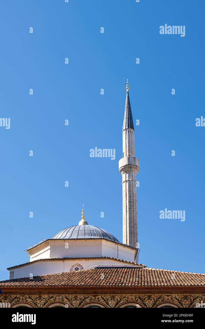 Tirana, Albania. Marzo 2023. Vista esterna della Moschea et'Hem Bej in piazza Skenderbej nel centro della città Foto Stock