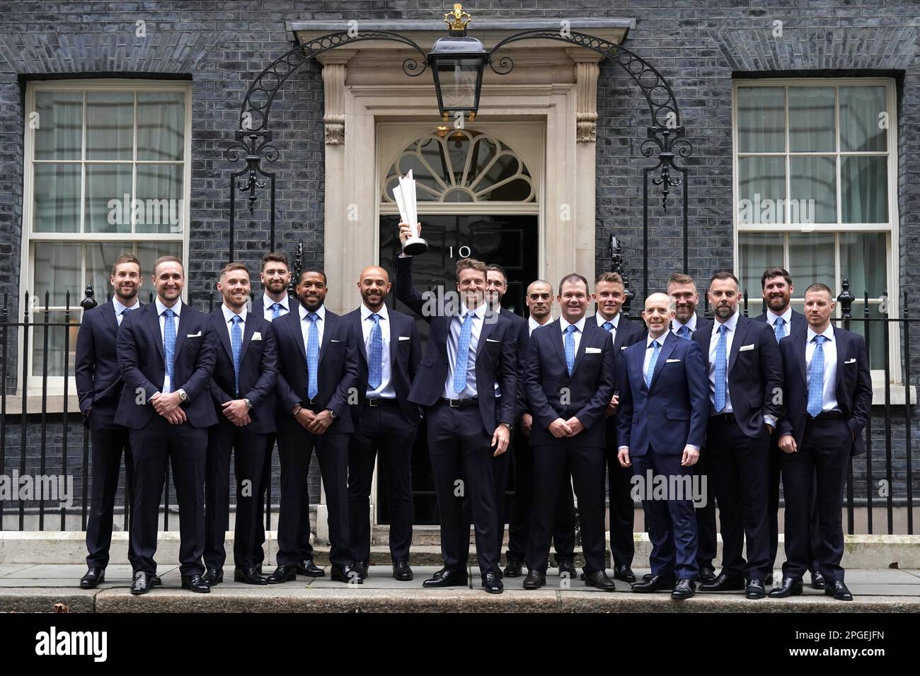 Il capitano Jos Buttler (al centro) con i membri della squadra della Coppa del mondo d'Inghilterra T20 che ha vinto la squadra di cricket arriva a Downing Street, Londra, davanti a un ricevimento con il primo ministro Rishi Sunak. Data immagine: Mercoledì 22 marzo 2023. Foto Stock