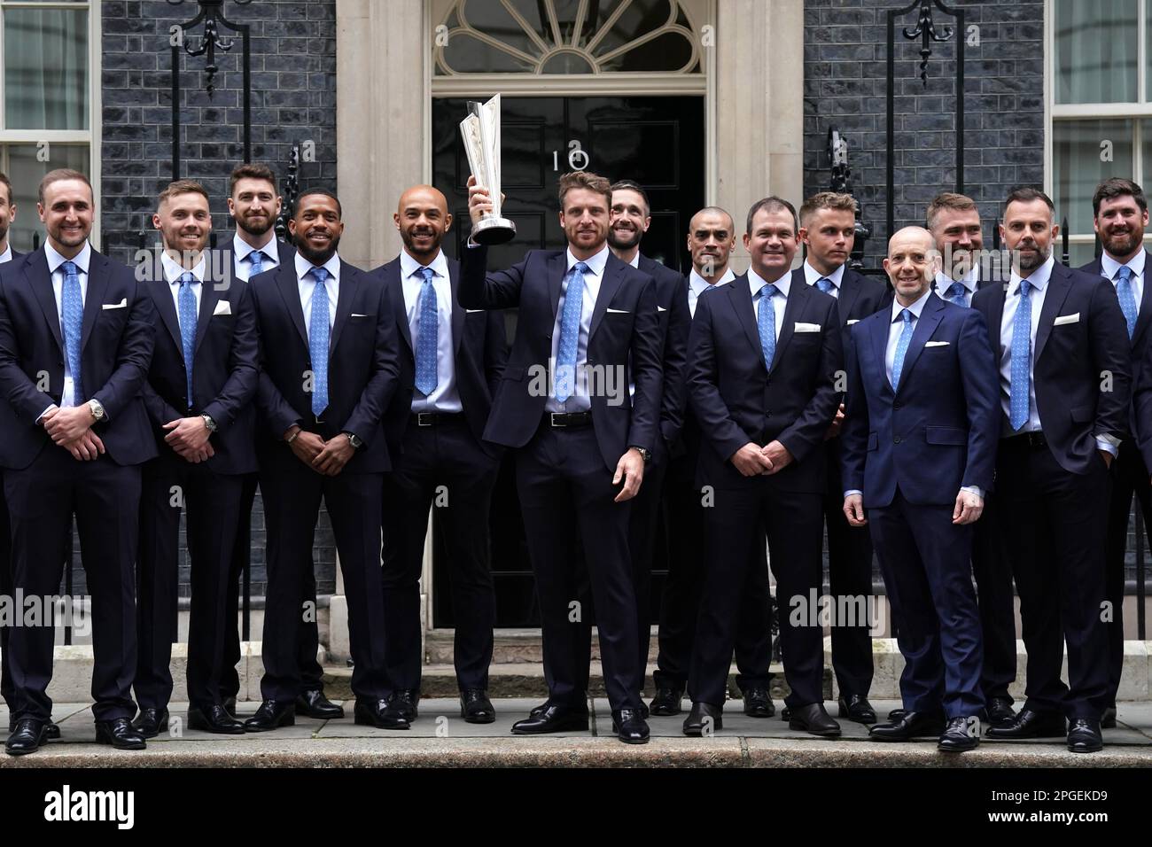 Il capitano Jos Buttler (al centro) con i membri della squadra della Coppa del mondo d'Inghilterra T20 che ha vinto la squadra di cricket arriva a Downing Street, Londra, davanti a un ricevimento con il primo ministro Rishi Sunak. Data immagine: Mercoledì 22 marzo 2023. Foto Stock