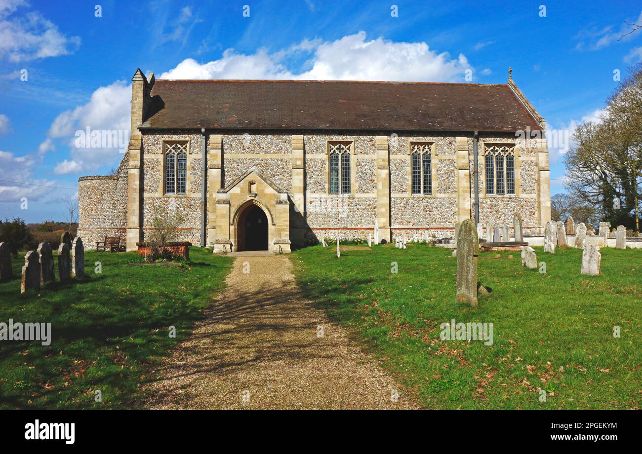 Una vista della chiesa parrocchiale ricostruita del 1930s di San Nicola nel Nord Norfolk nel villaggio di Dilham, Norfolk, Inghilterra, Regno Unito. Foto Stock