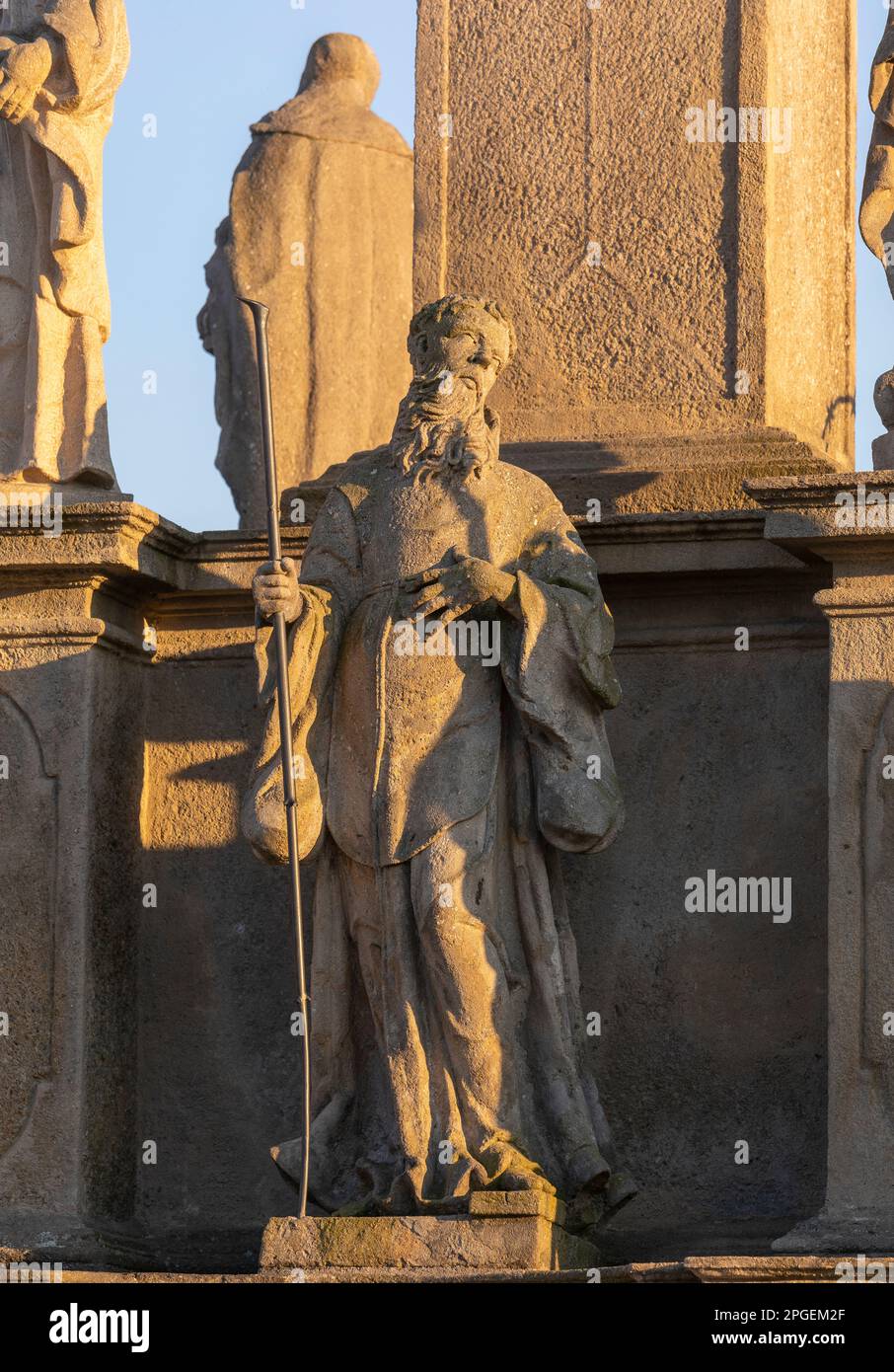 STRIBRO, REPUBBLICA CECA, EUROPA - statue alla base della colonna Mariana, in Piazza Masarykovo nel centro di Stribro. Sculture di santi (patroni della peste) Foto Stock