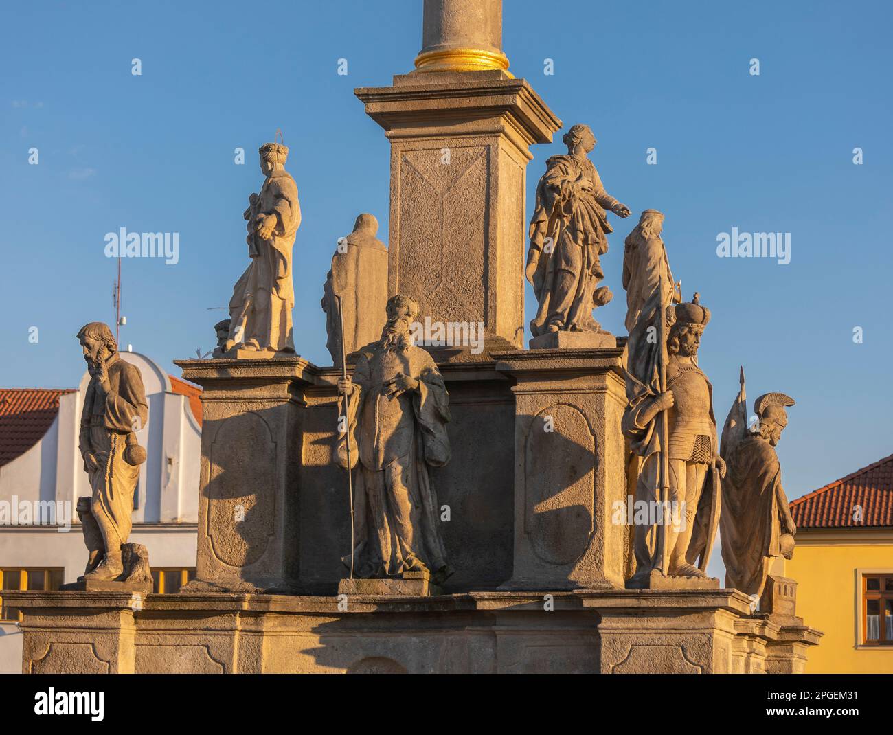 STRIBRO, REPUBBLICA CECA, EUROPA - statue alla base della colonna Mariana, in Piazza Masarykovo nel centro di Stribro. Sculture di 13 santi (peste patro Foto Stock
