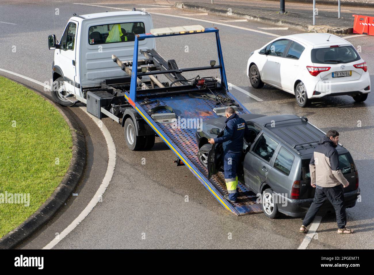 Vettura danneggiata caricata su un carrello di traino Foto Stock