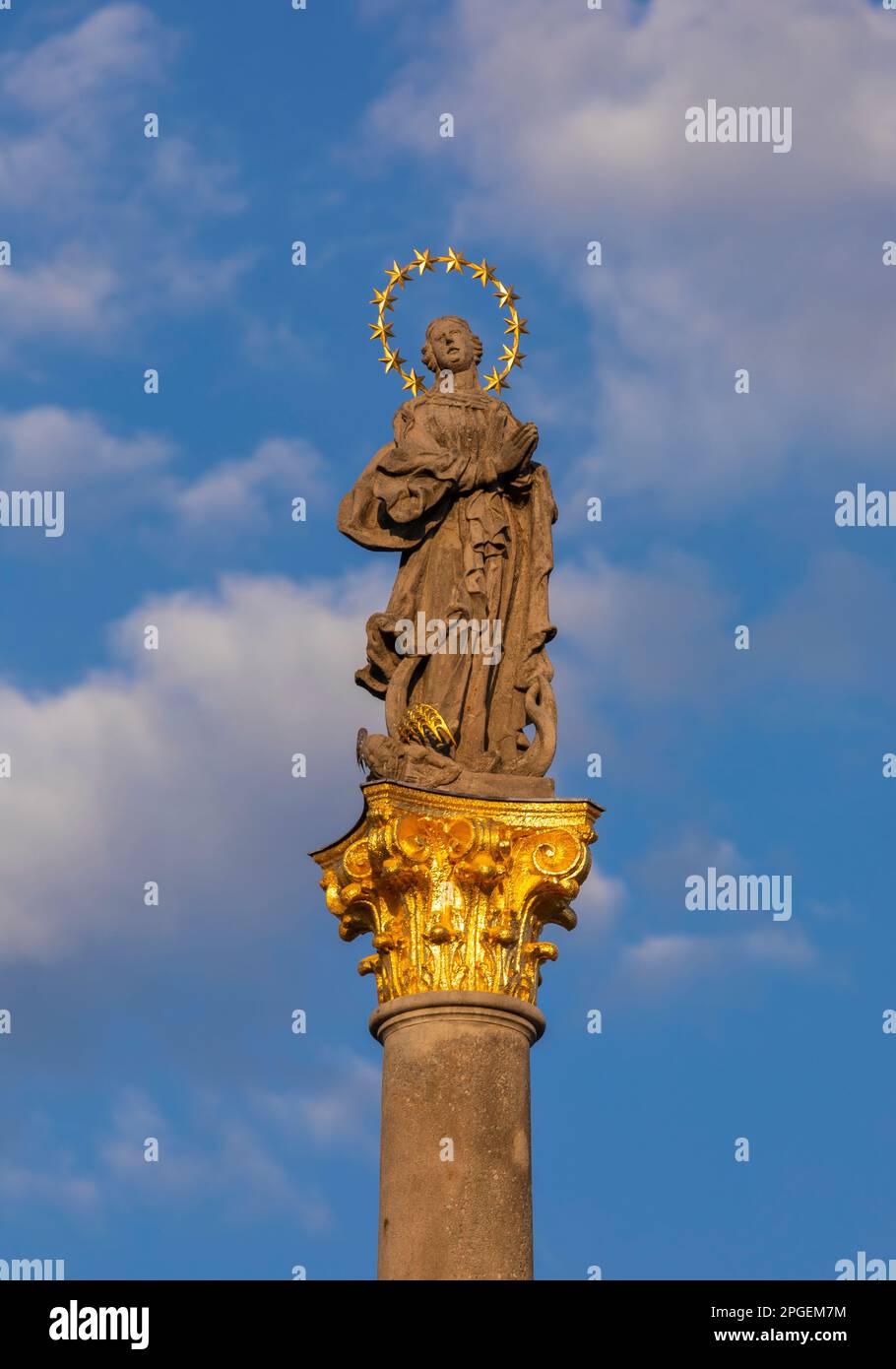 STRIBRO, REPUBBLICA CECA, EUROPA - colonna mariana, statua della Vergine Maria, in Piazza Masarykovo nel centro di Stribro. Foto Stock