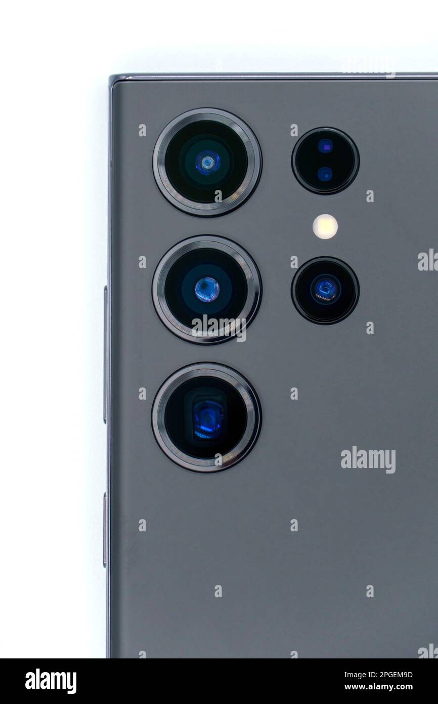 Primo piano degli obiettivi della fotocamera su un phantom nero Samsung Galaxy S23 Ultra ammiraglia smartphone Android su sfondo bianco Foto Stock