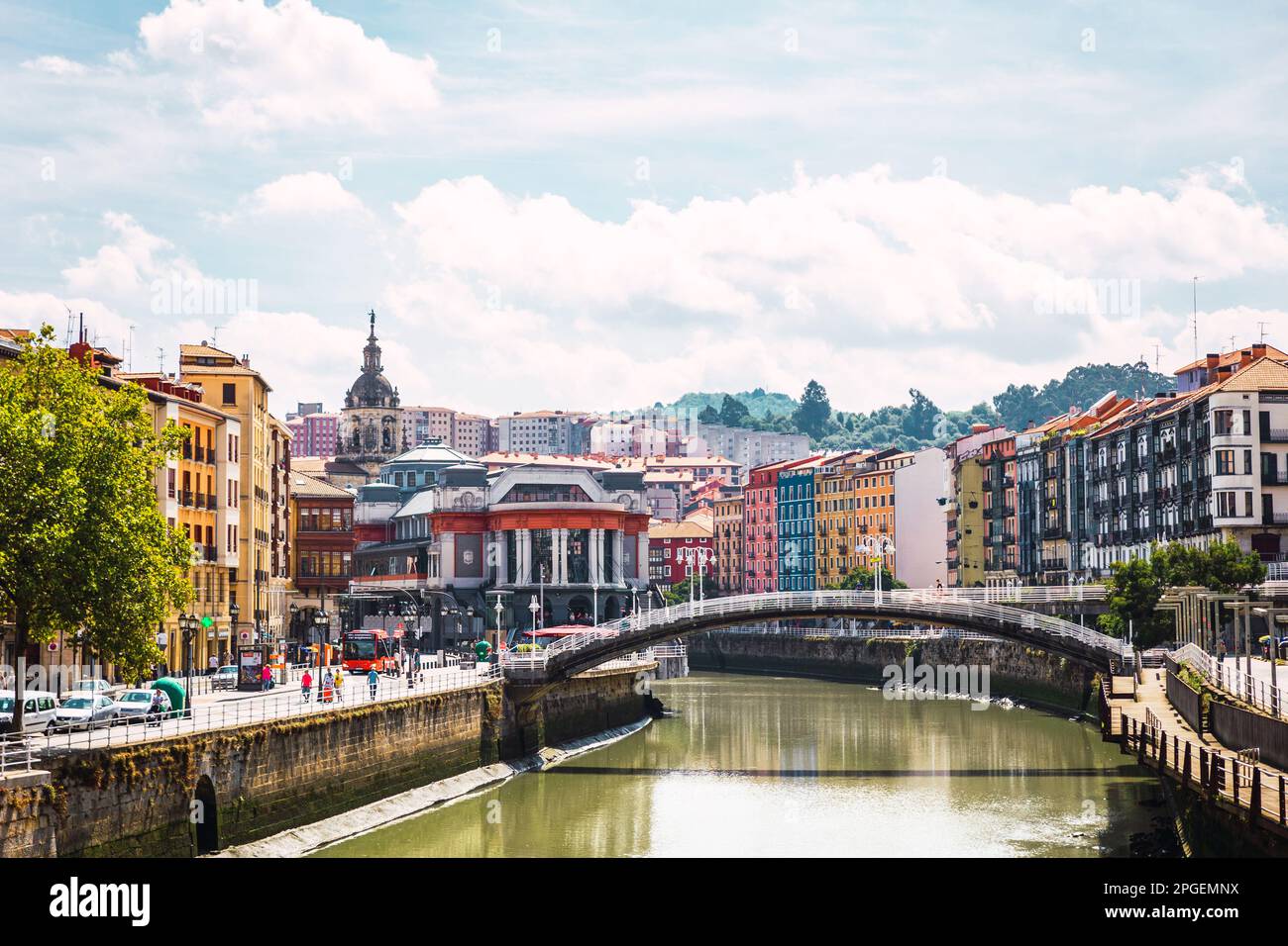 Vista panoramica della città di Bilbao con il mercato Ribera, l'architettura colorata e il fiume Nervion in una giornata di sole. Godendo di una bella vacanza nel Foto Stock