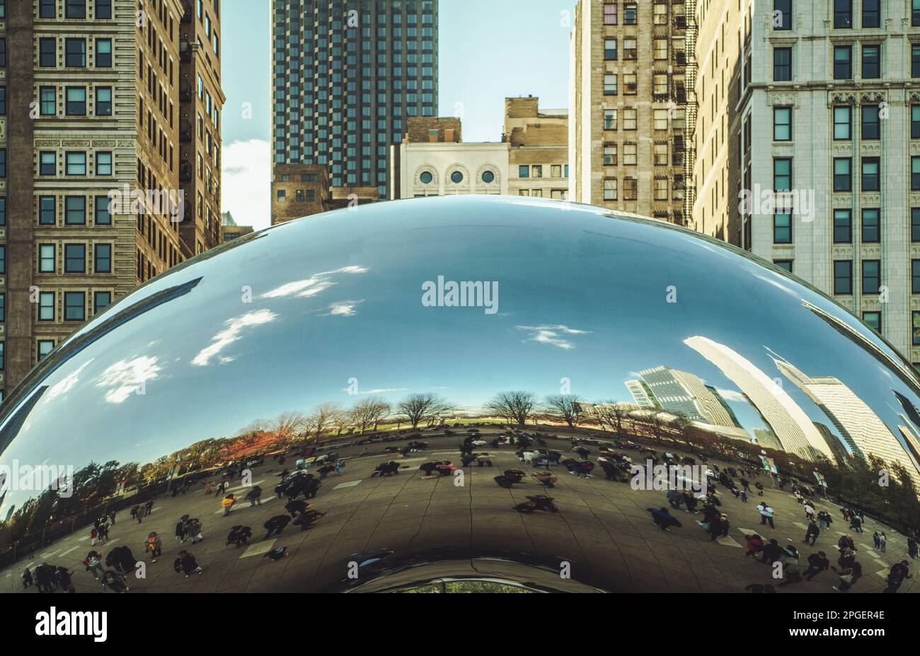 Cloud Gate riflessioni urbane. Scultura pubblica dell'artista Anish Kapoor. Chicago, Illinois, Stati Uniti d'America. Foto Stock