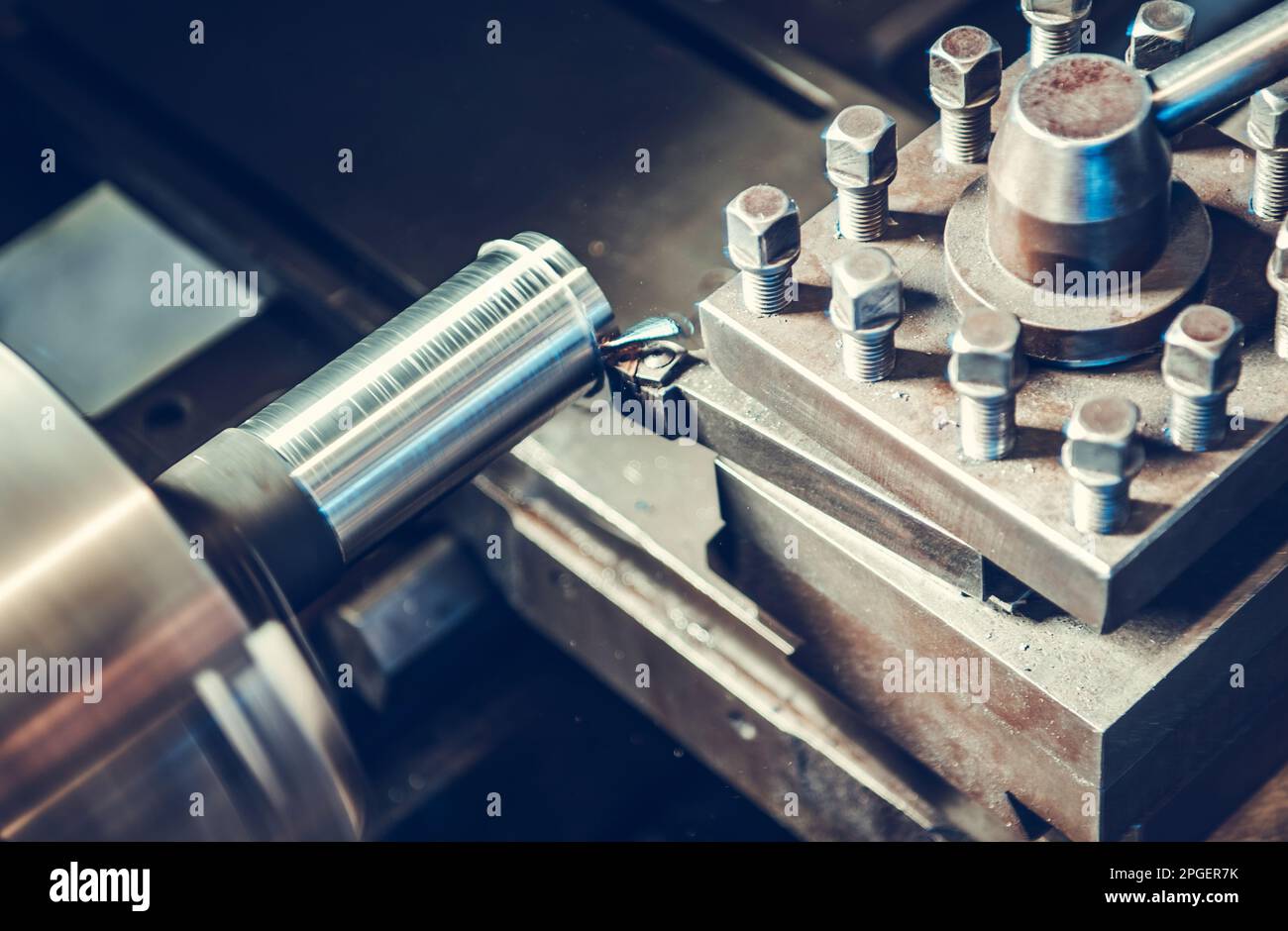 Industria metallurgica. Lavorazione dei metalli moderna della macchina del tornio primo piano Foto Stock