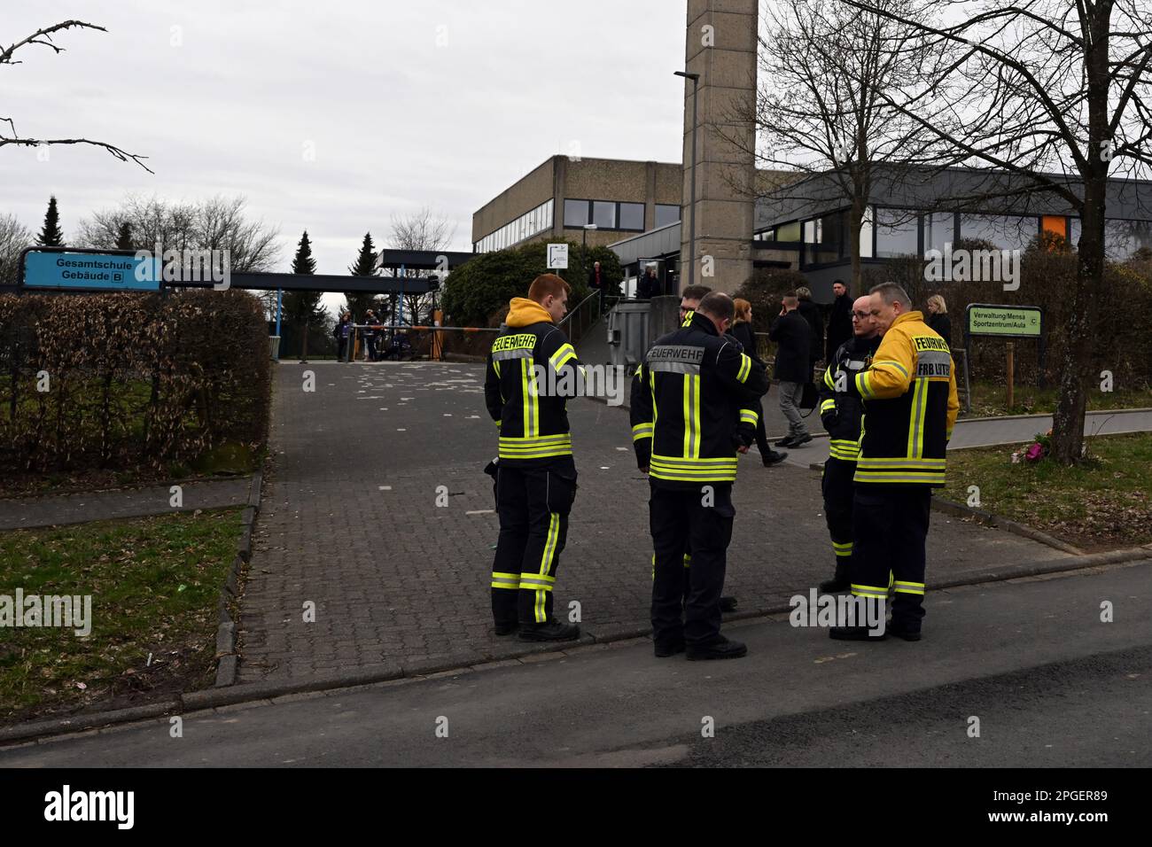 Freudenberg, Germania. 22nd Mar, 2023. Vigili del fuoco si trovano di fronte all'ingresso della scuola completa. I parenti di Luise, dodicenne, ucciso a Freudenberg nella regione del Siegerland, hanno un servizio commemorativo per salutare la ragazza. Due ragazze di 12 e 13 anni avevano confessato di uccidere Luise con ferite da coltello. Credit: Federico Gambarini/dpa/Alamy Live News Foto Stock