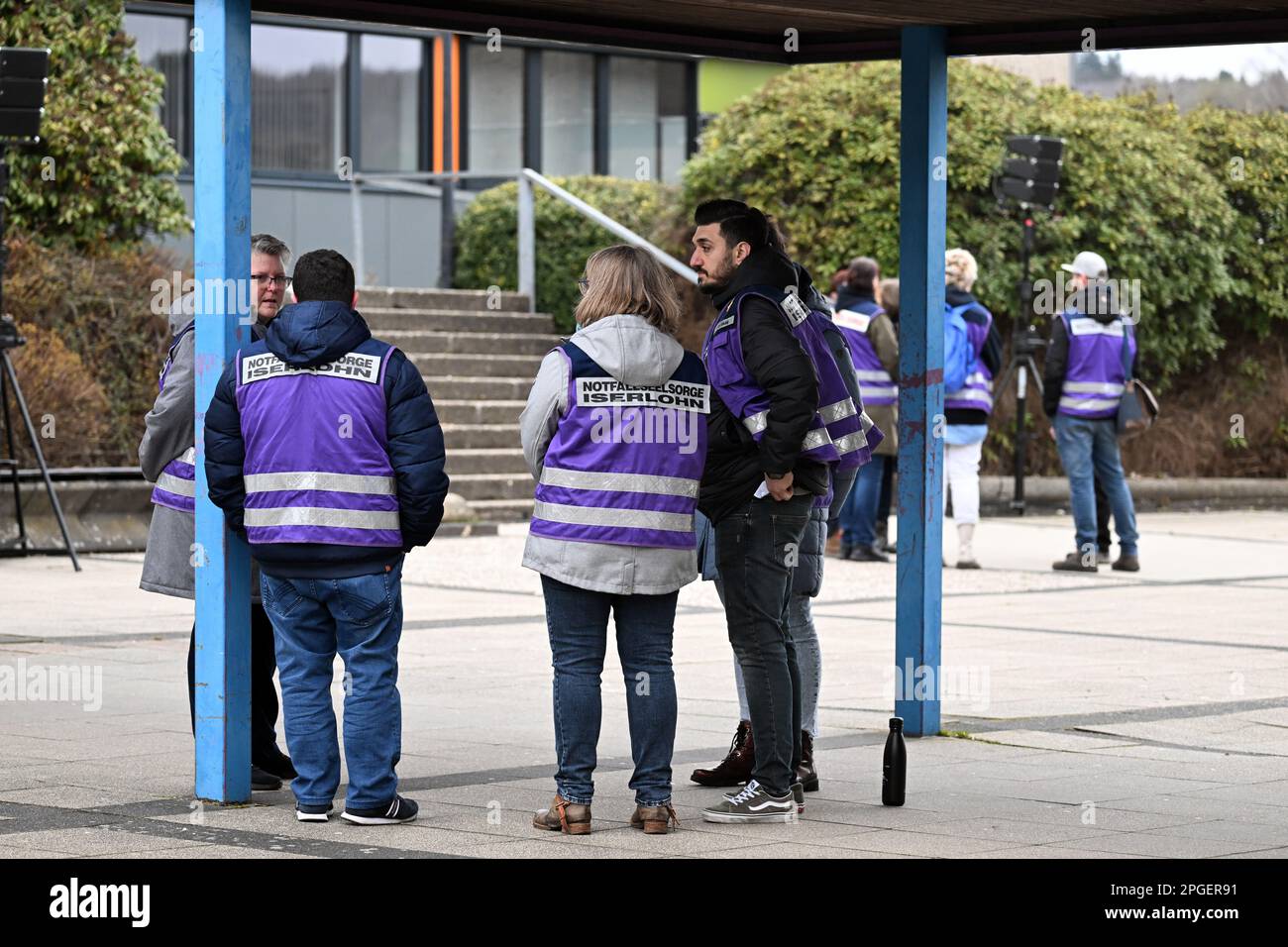 Freudenberg, Germania. 22nd Mar, 2023. I cappellani di emergenza si trovano di fronte all'ingresso della scuola completa. I parenti di Luise, dodicenne, ucciso a Freudenberg nella regione del Siegerland, hanno un servizio commemorativo per salutare la ragazza. Due ragazze di 12 e 13 anni avevano confessato di uccidere Luise con ferite da coltello. Credit: Federico Gambarini/dpa/Alamy Live News Foto Stock