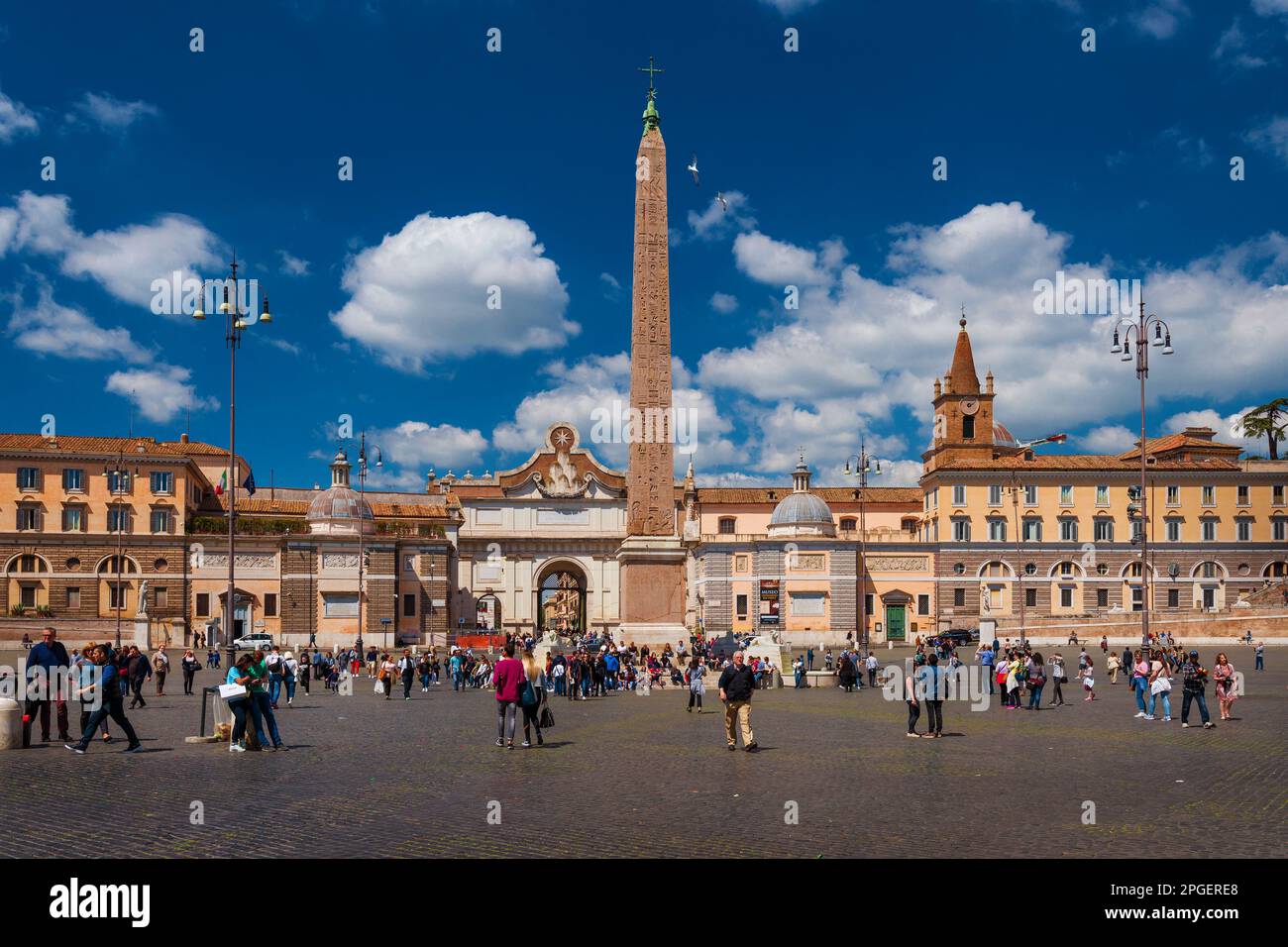 I turisti nella famosa Piazza del Popolo (Piazza del Popolo), nel centro di Roma Foto Stock