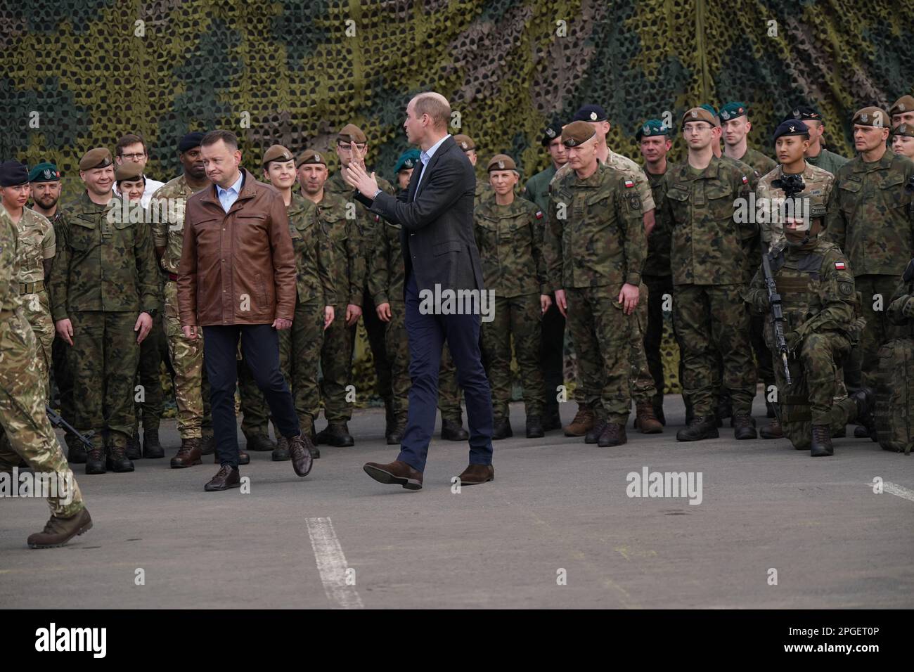Il Principe di Galles parla con i militari durante una visita alla base della forza di difesa territoriale di Brigata 3rd, a Rzeszow, Polonia, che è stata fortemente coinvolta nel fornire sostegno all'Ucraina. Data immagine: Mercoledì 22 marzo 2023. Foto Stock
