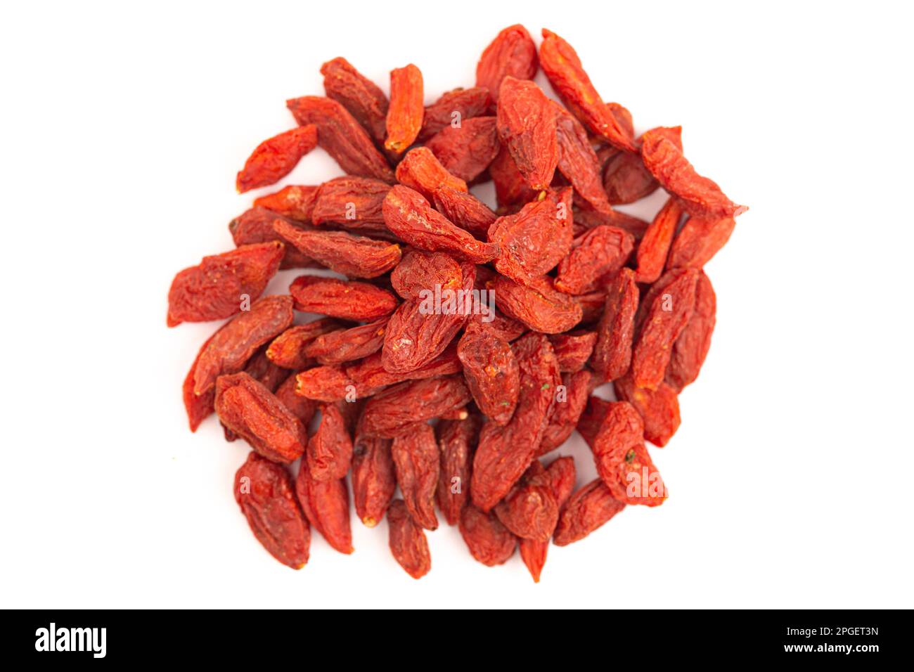 Bacche di Goji rosse disidratate isolate su sfondo bianco Foto Stock