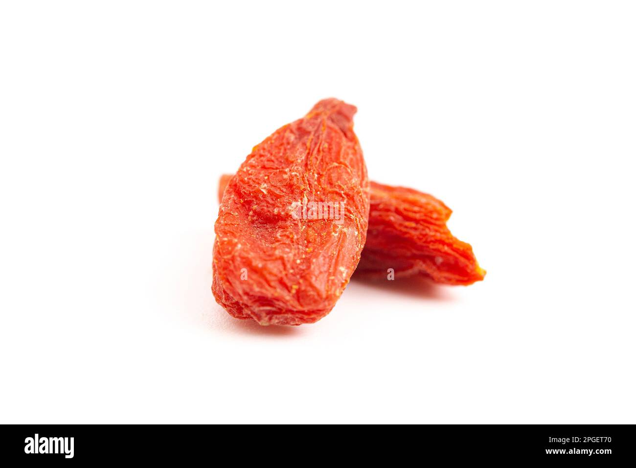 Bacche di Goji rosse disidratate isolate su sfondo bianco Foto Stock