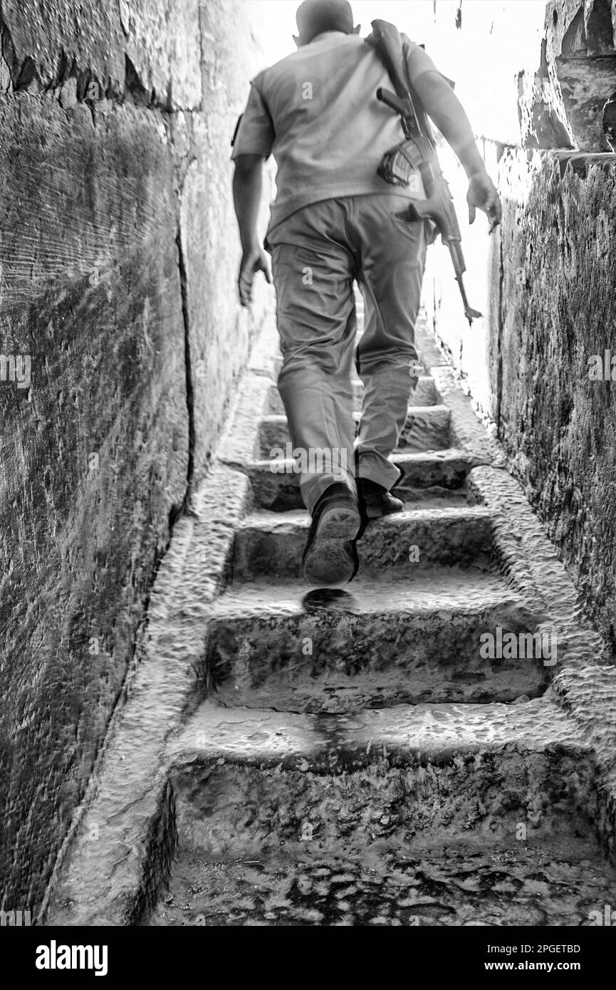 Una guardia di sicurezza con una pistola a Luxor, Egitto. Foto Stock